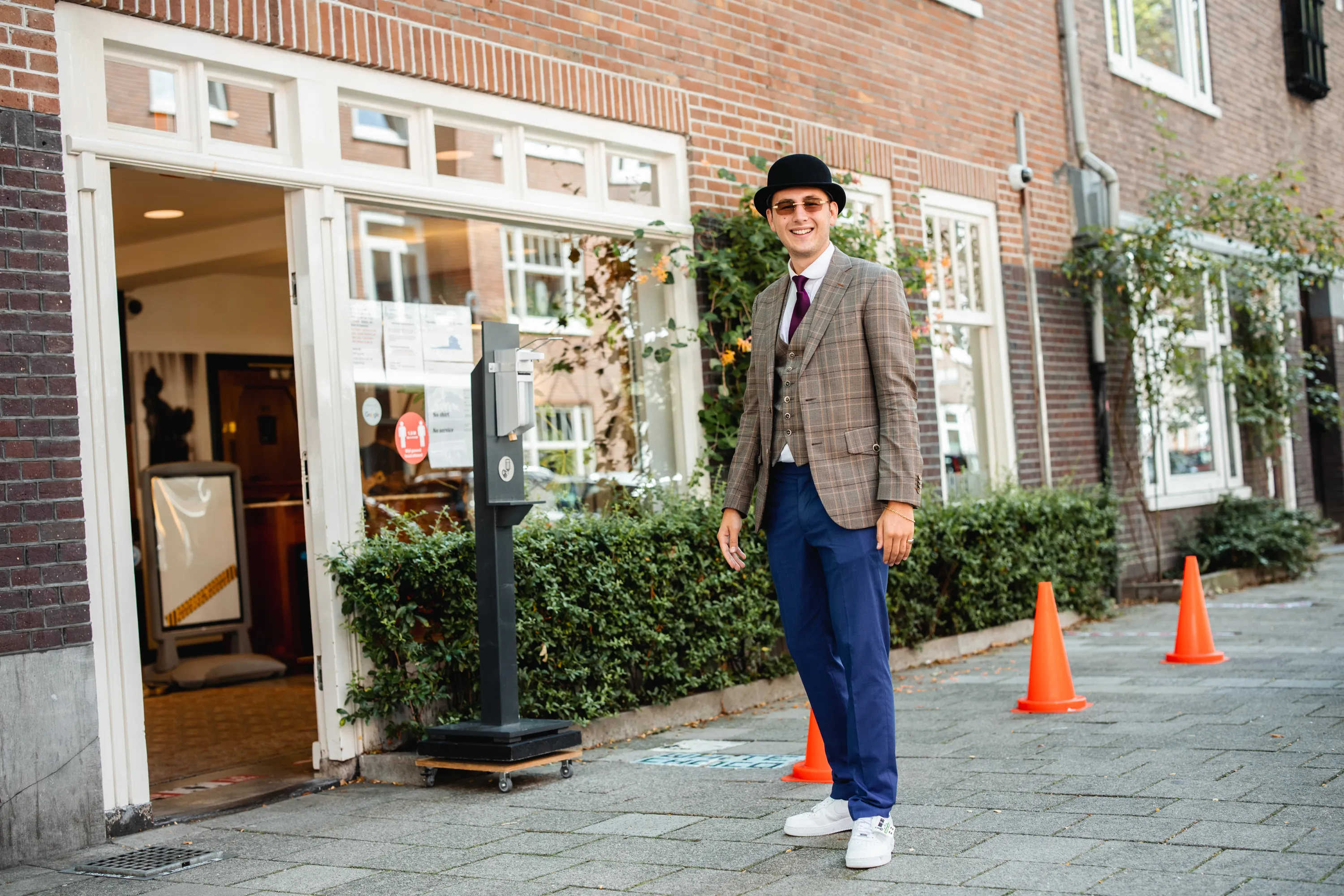 Beveiliger gastheer van BG Groep bij de entree van een zaak in Amsterdam