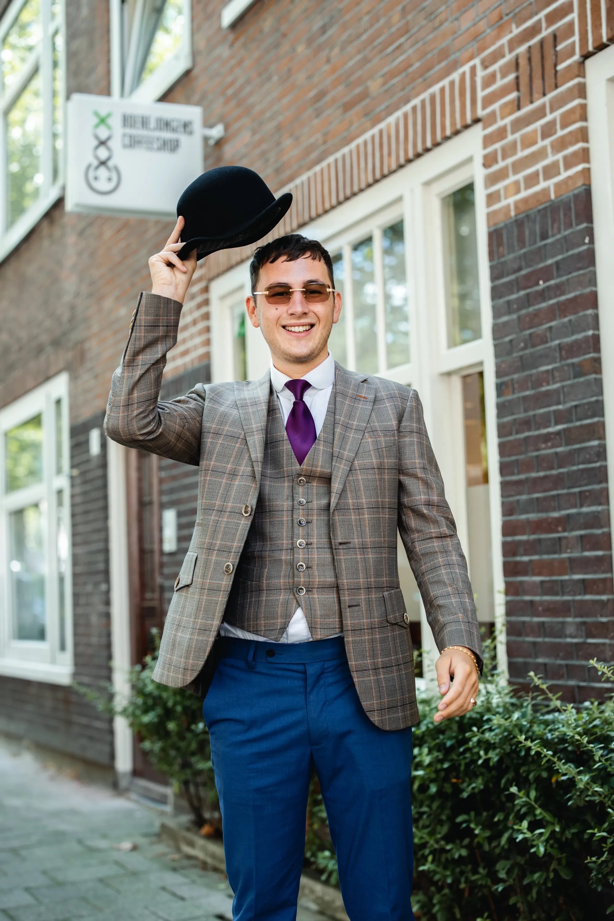 Buurtgastheer tikt lachend zijn bolhoed aan in de zomer